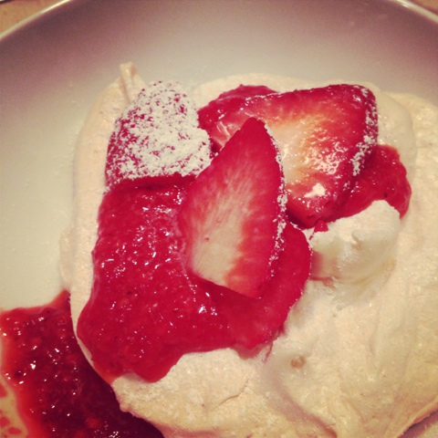 meringue nest with strawberry sauce — image 1