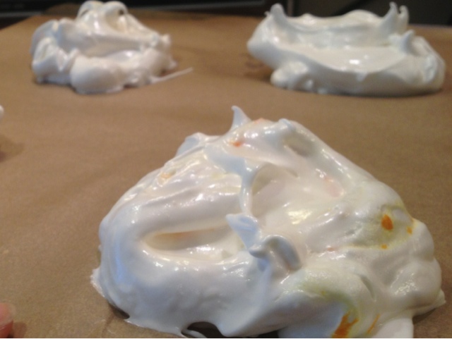 meringue nest with strawberry sauce — image 3