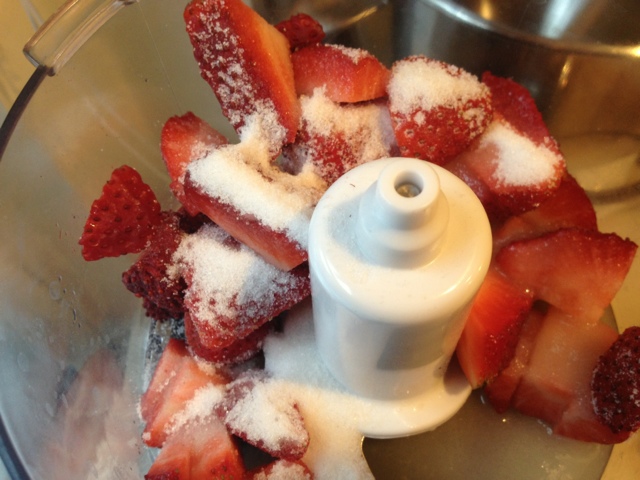 meringue nest with strawberry sauce — image 4
