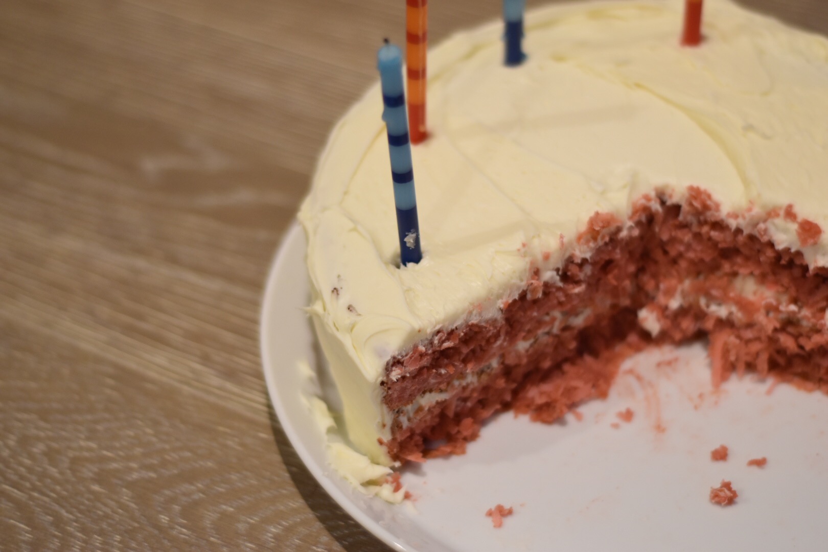 red velvet macaron cake