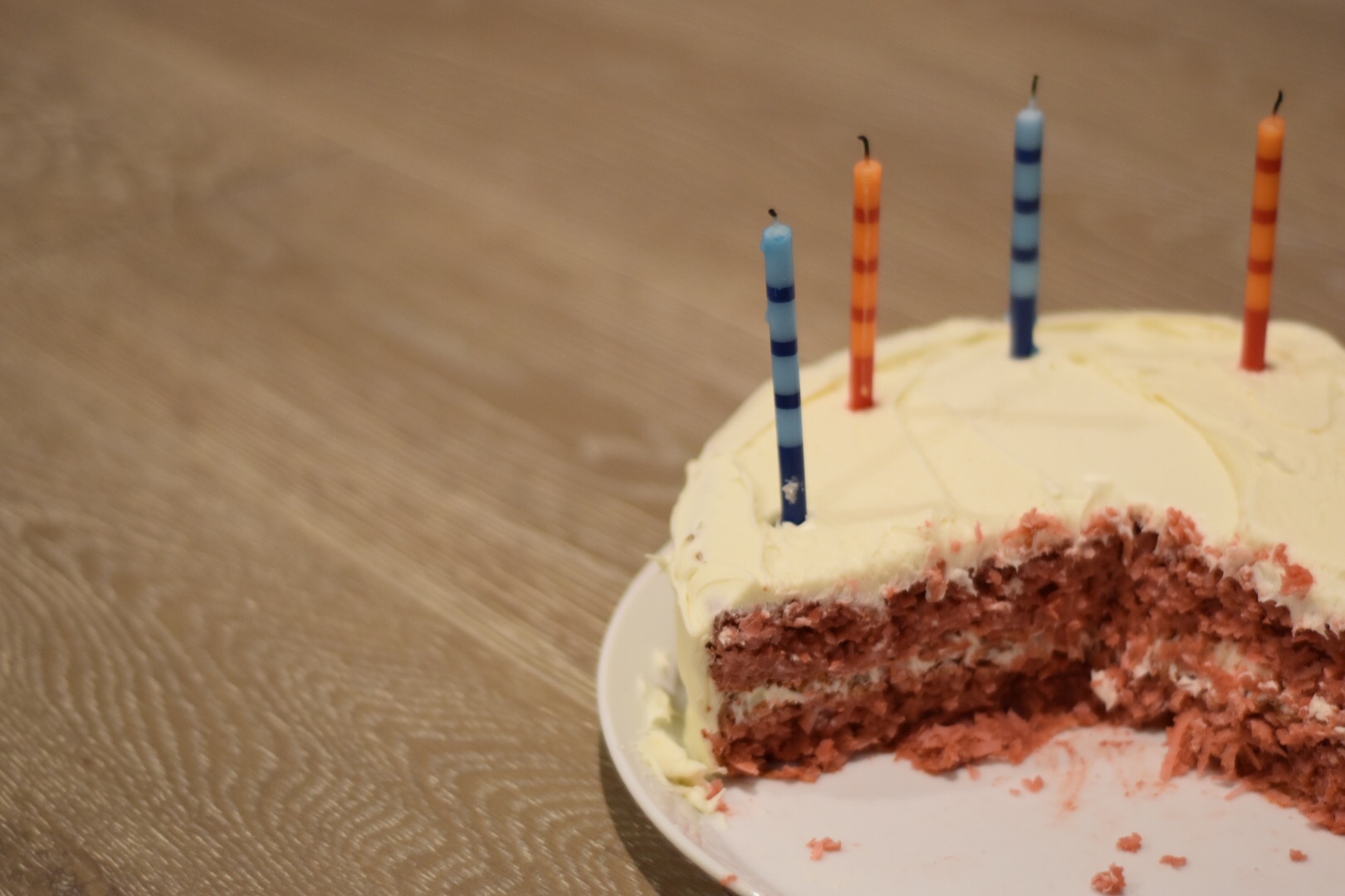 red velvet macaron cake — image 2
