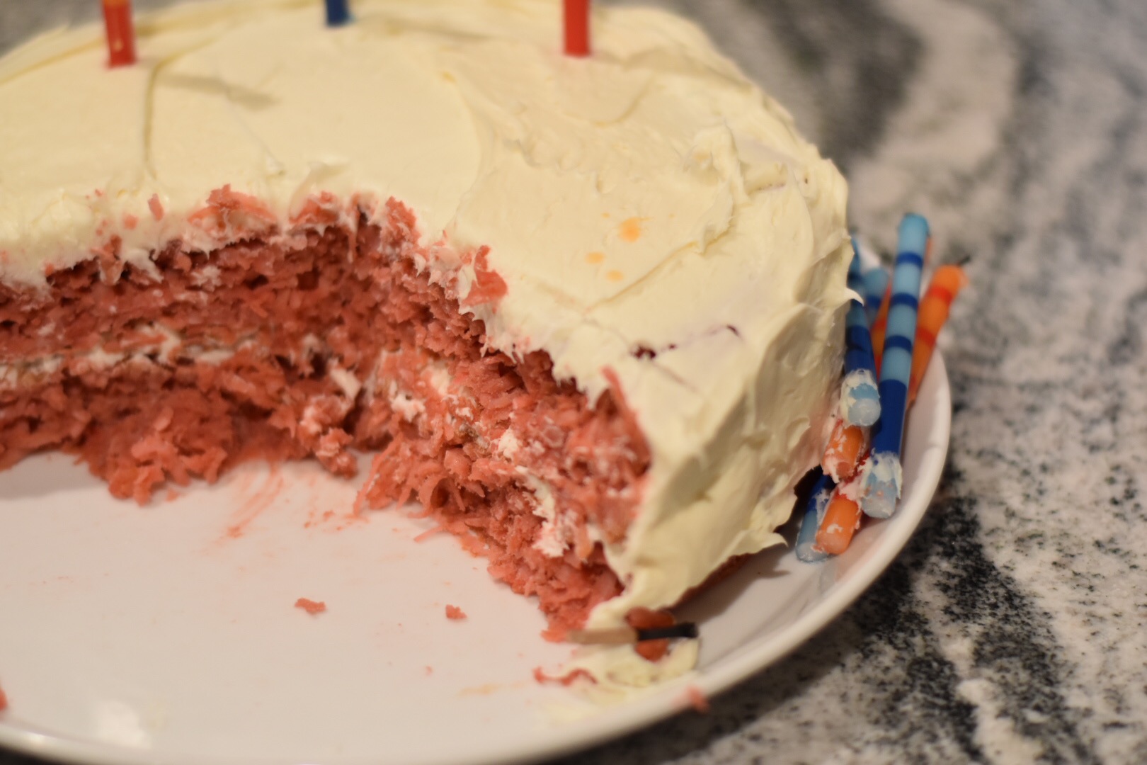 red velvet macaron cake — image 3