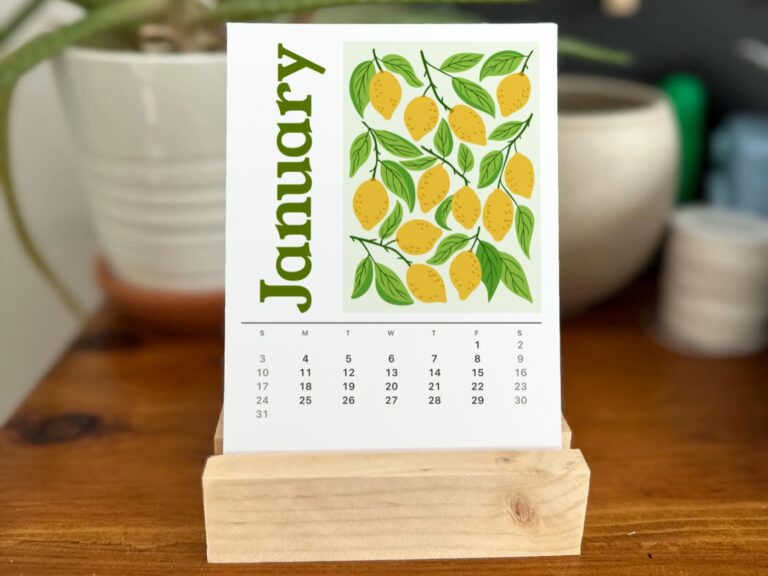 Lemon desk calendar on a wooden stand